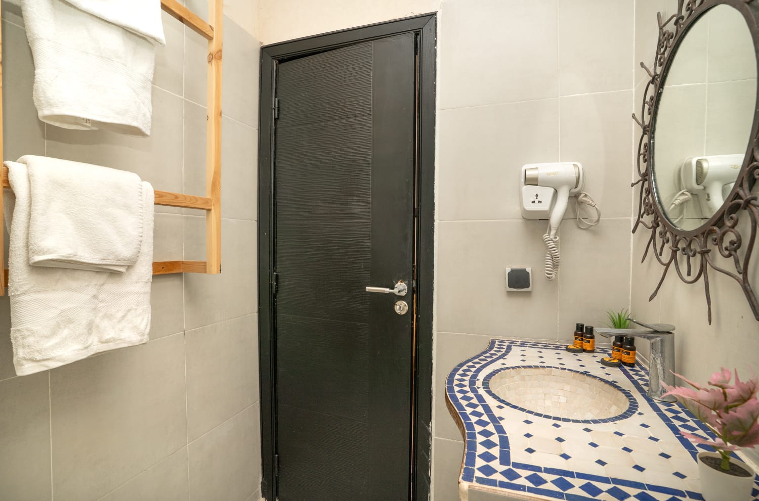 Bathroom with traditional zellij mosaic basin