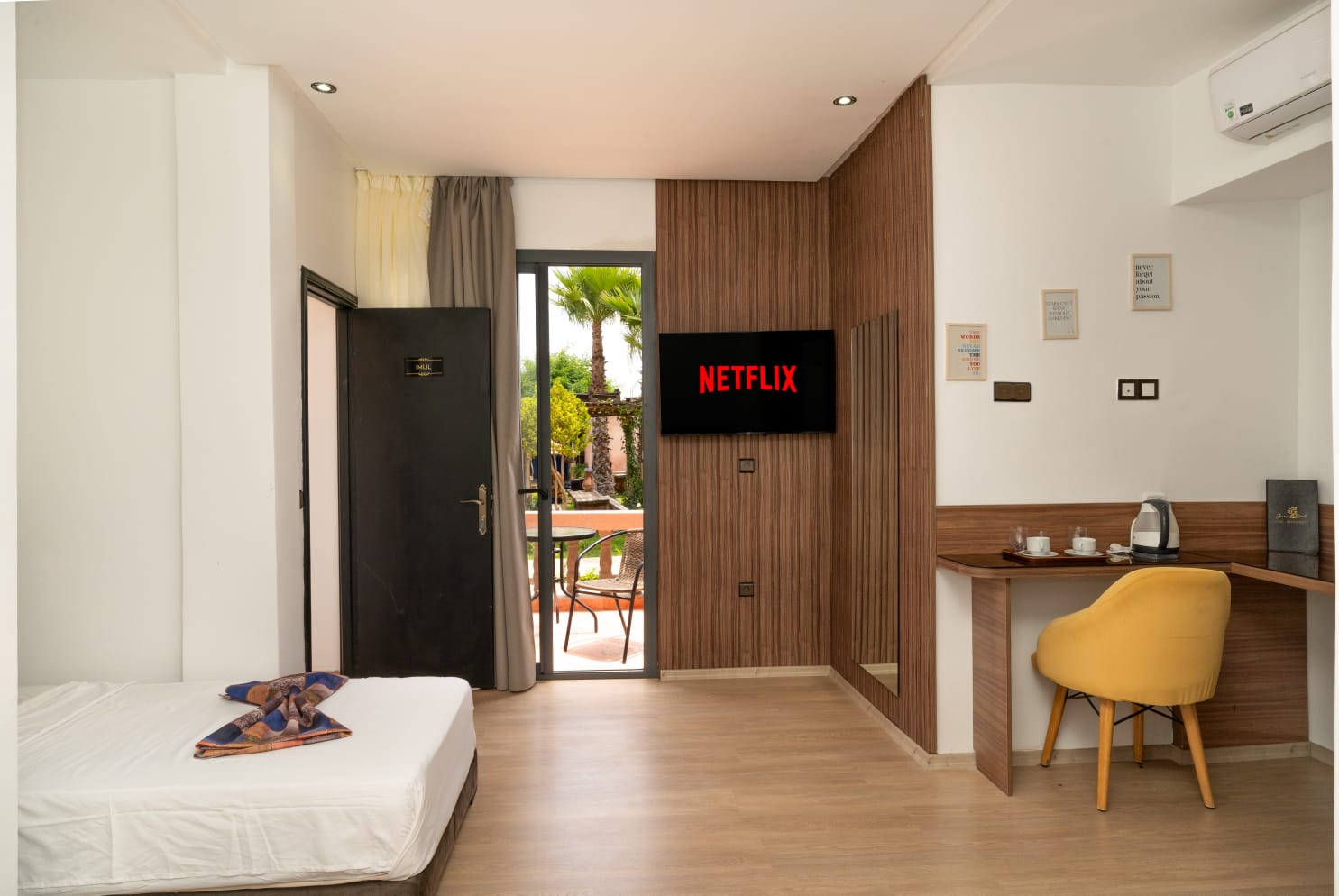 Contemporary double room with balcony access and seating