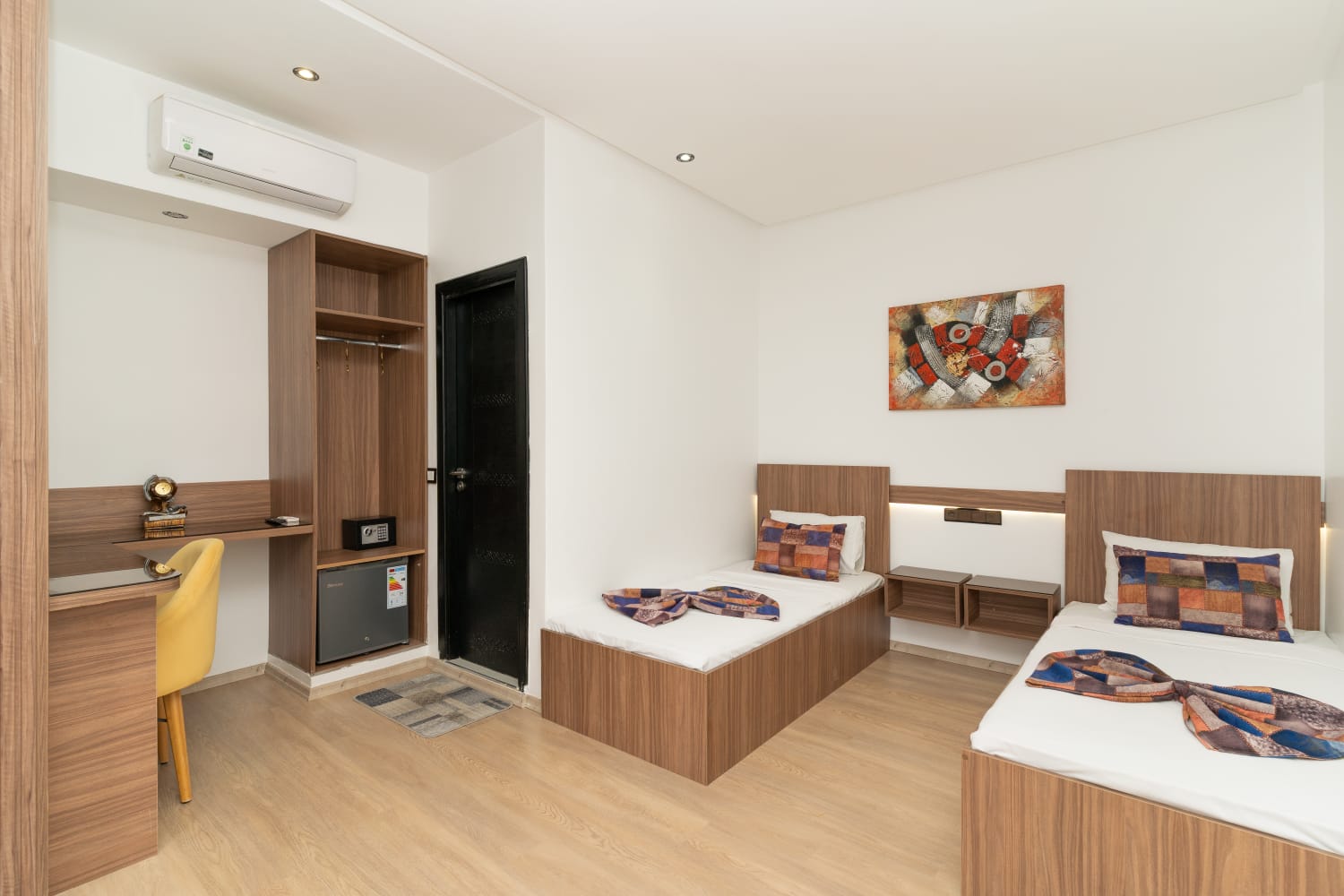 Twin room with desk and wardrobe